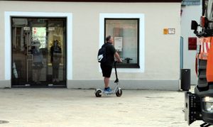 Und nochmal: E-Scooter (Roller mit Elektroantrieb) dürfen NICHT durch Fußgängerzonen fahren.